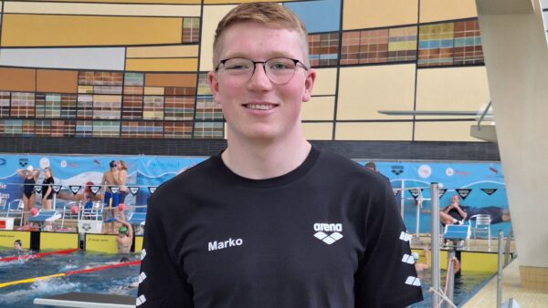 Einzelphoto von Marko Herde vor dem Schwimmbecken