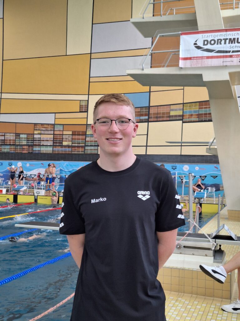 Einzelphoto von Marko Herde vor dem Schwimmbecken