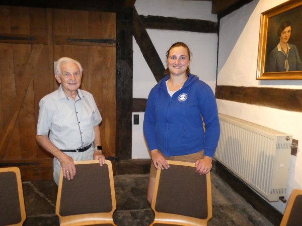 Sitzgymnastik im Heimathaus